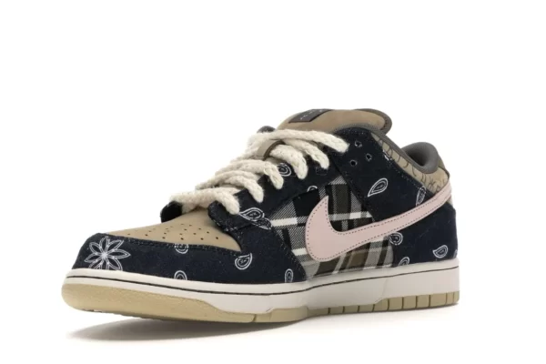 SB DUNK LOW TRAVIS SCOTT 3