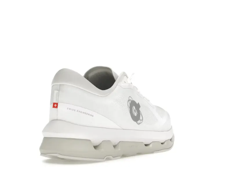 ON RUNNING X KITH ONCLOUD ZONE WHITE ICE (2)